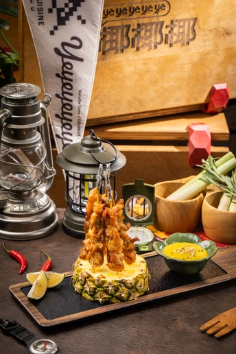 一个木制桌子顶部放着一盘食物和一些蔬菜。