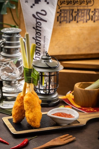 一盘食物在桌子上