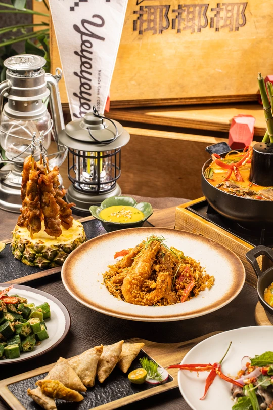 在餐馆里摆满了各种美食的桌子。