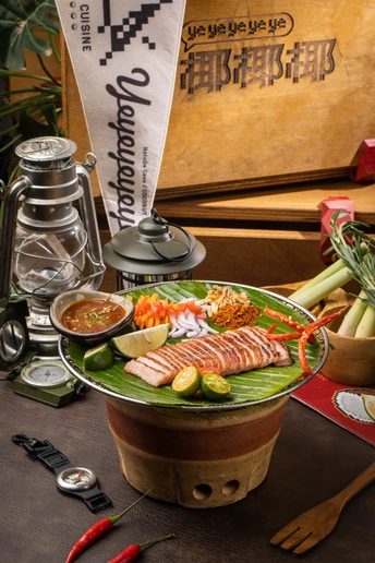 桌子上有一盘食物 上面有肉和蔬菜。