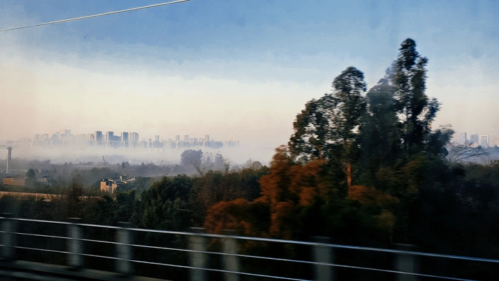 高铁远眺城市