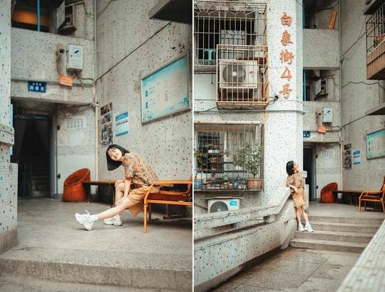 在中国武汉市的建筑物前 一位女士正在长凳上蹲着 楼梯上有狗和猫。