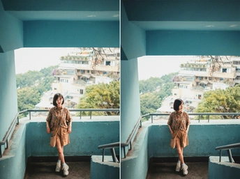 一位站在蓝色房间阳台上的一名女子