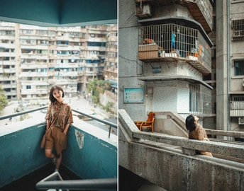 一位站在城市公寓楼阳台上的女士