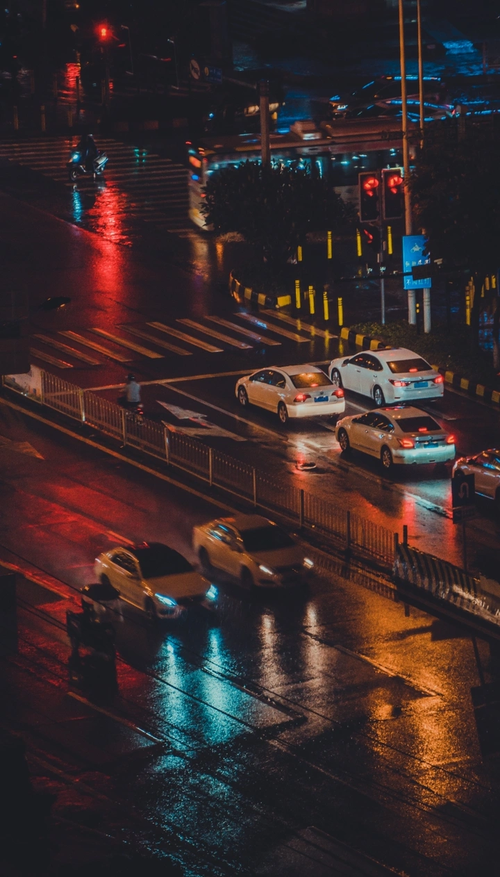 雨中的倒影