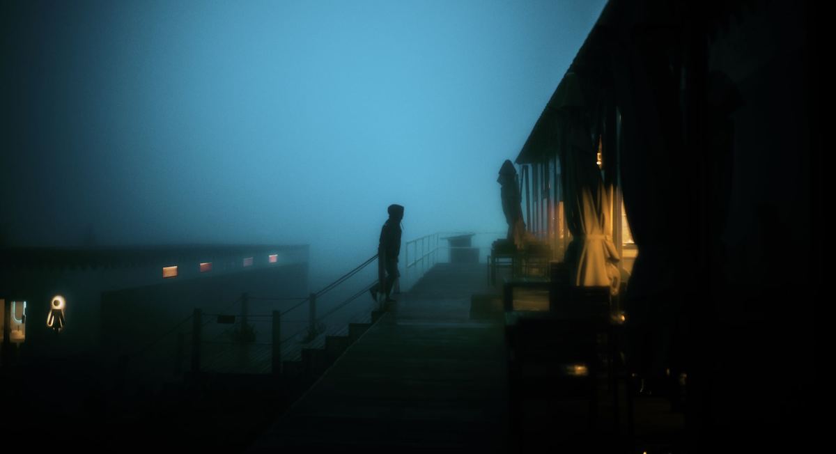 夜晚的黑暗码头 天空中蓝色 水面上有轻雾。