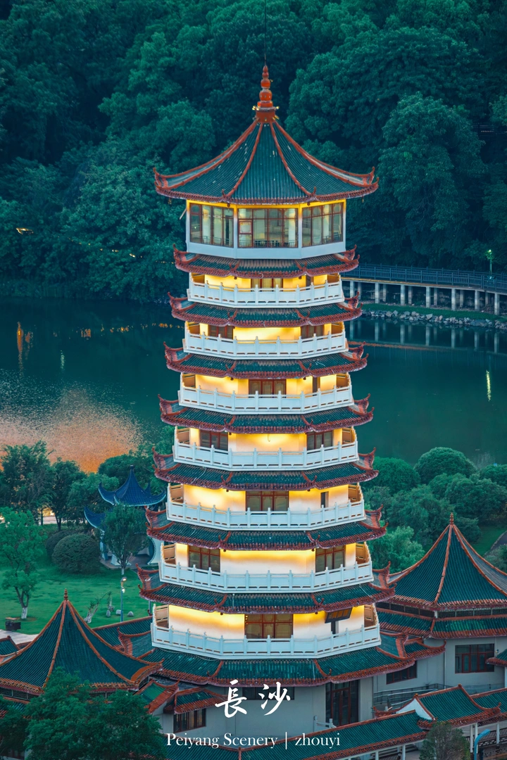 烈士公园瞭望塔近中远景