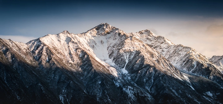 残雪晴峰