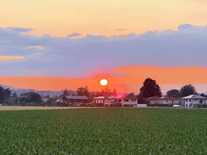 落日余晖，映红了天际