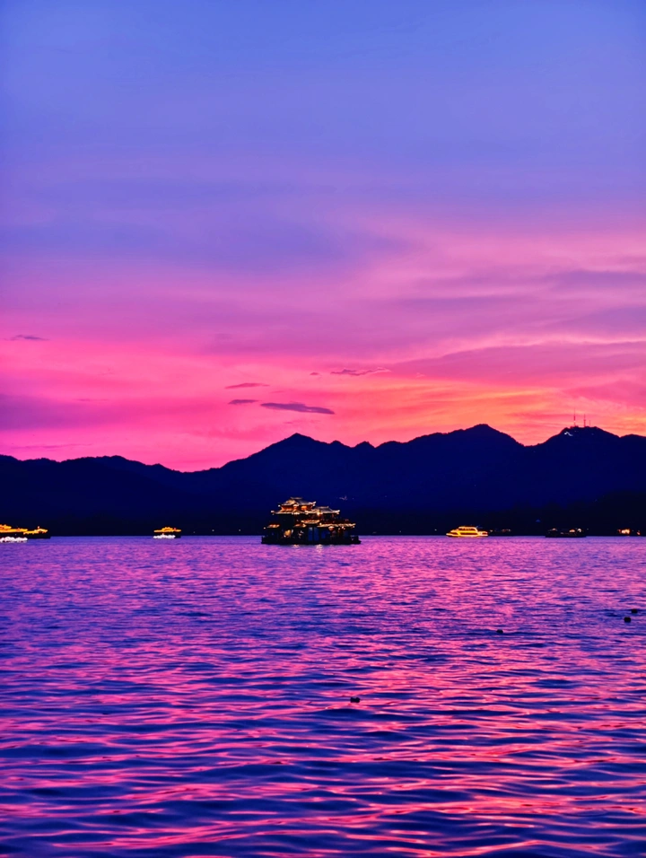 湖光暮韵，梦幻紫粉天