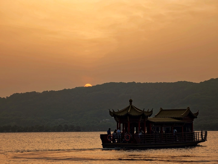 夕照湖舫，韵染暮天