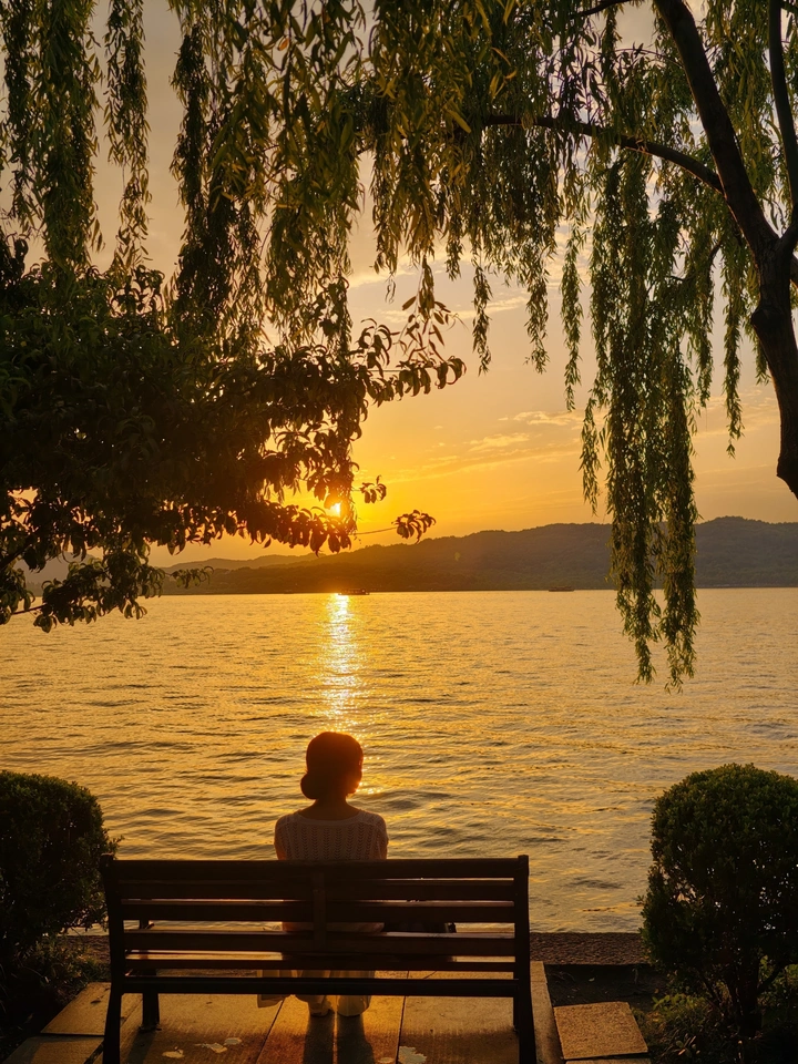 独坐西湖畔，邂逅落日温柔
