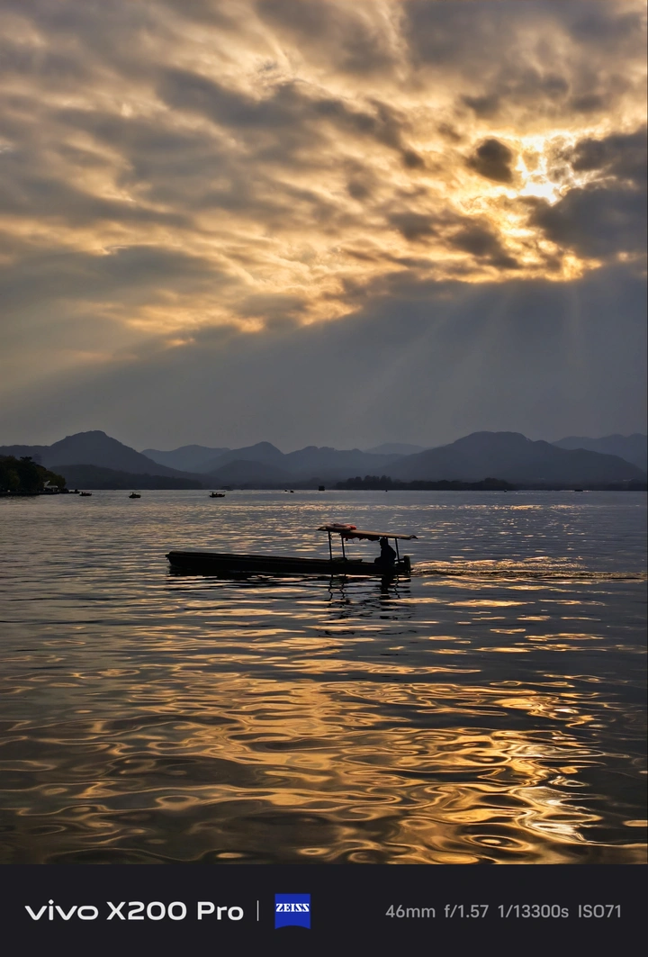 远山如墨，湖光载着黄昏流