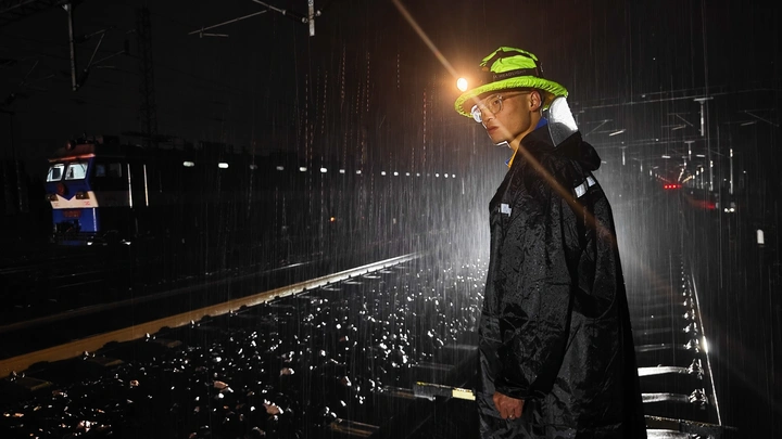 铁路工务雨中设备检查