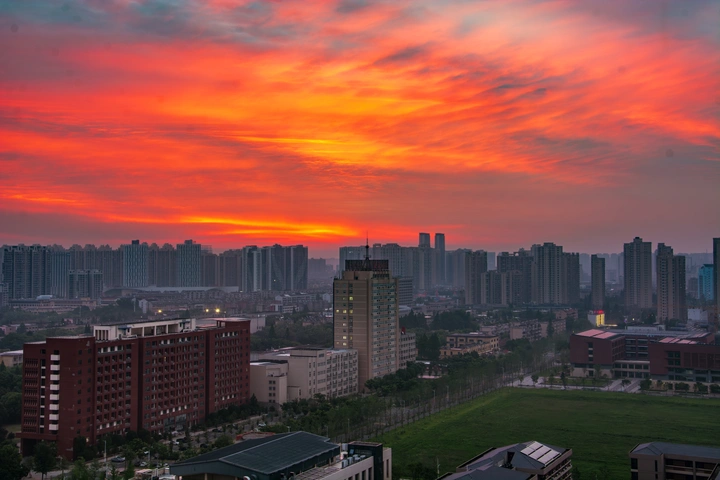 朝霞漫染，城市初醒的瑰丽序章