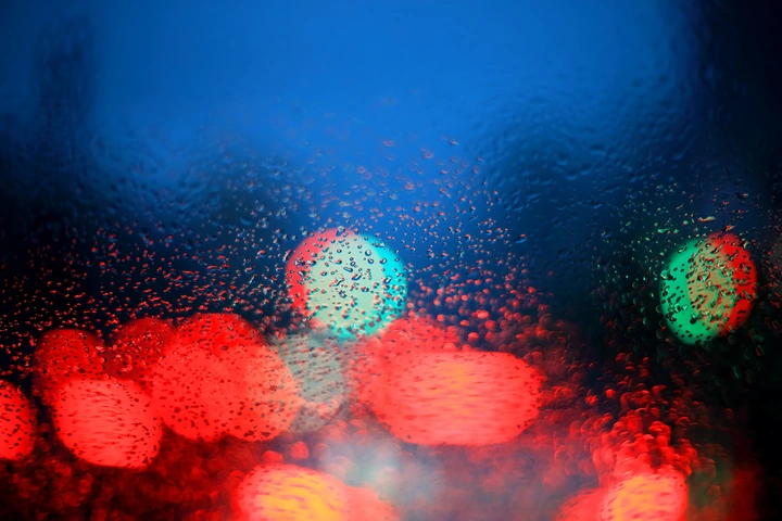玻璃上的雨滴
