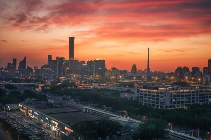 驶向晚霞的列车