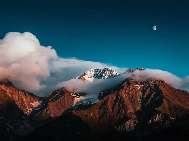 云抱山