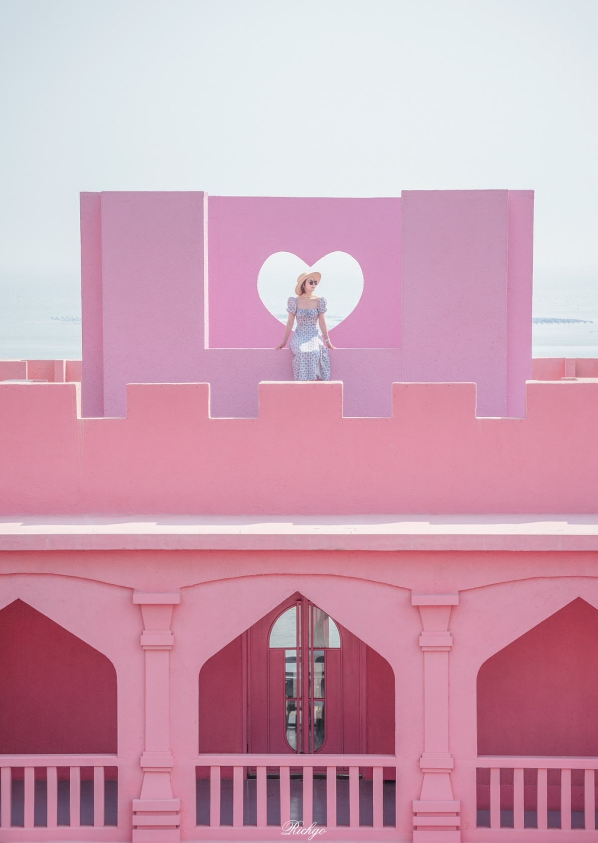 站在粉色建筑前面的女人