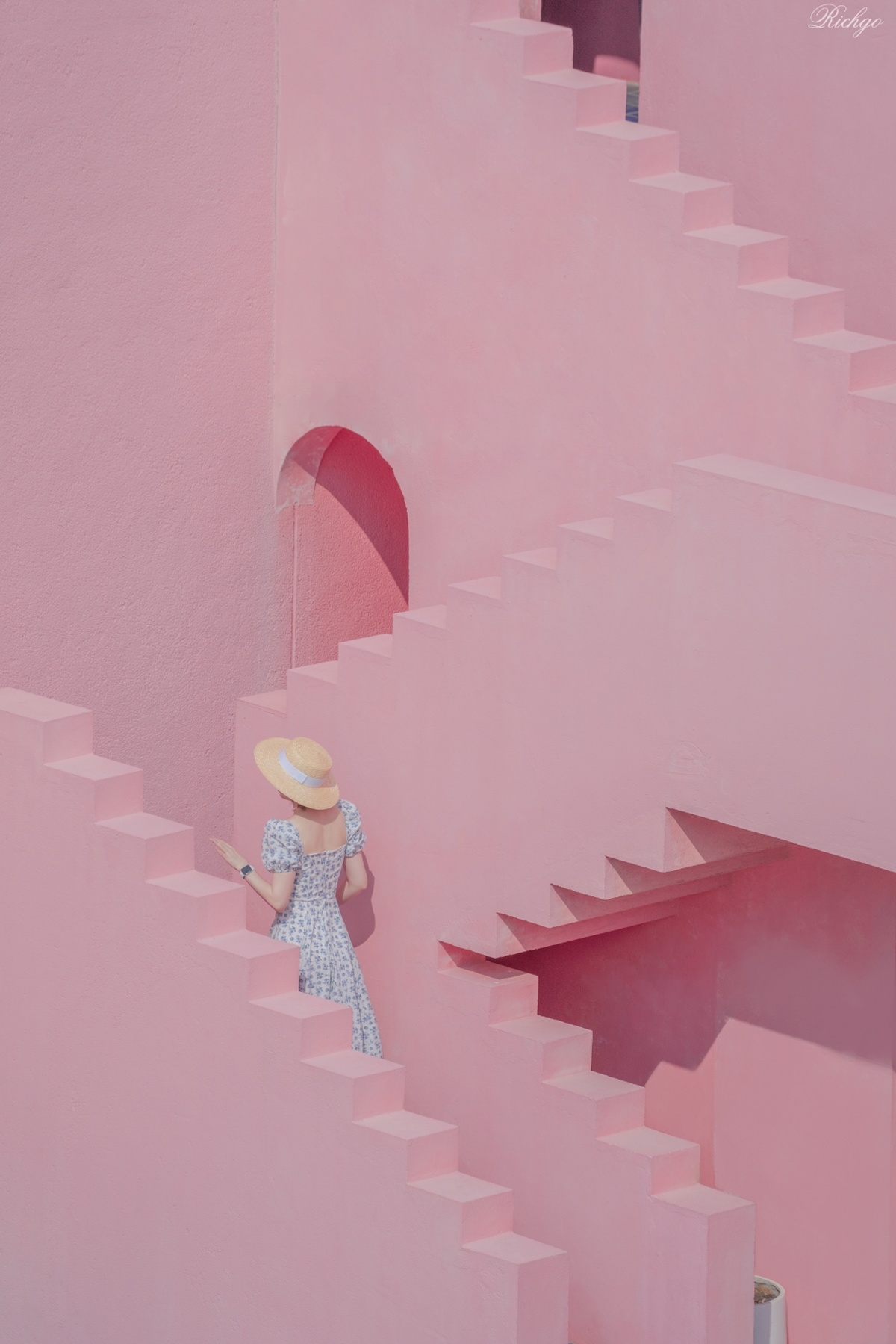一个人爬上粉红色楼梯 一个女孩爬上粉红色墙壁的楼梯。