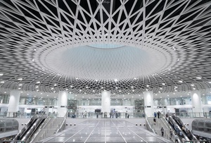 世界上最繁忙机场之一的大型机场终端内部照片