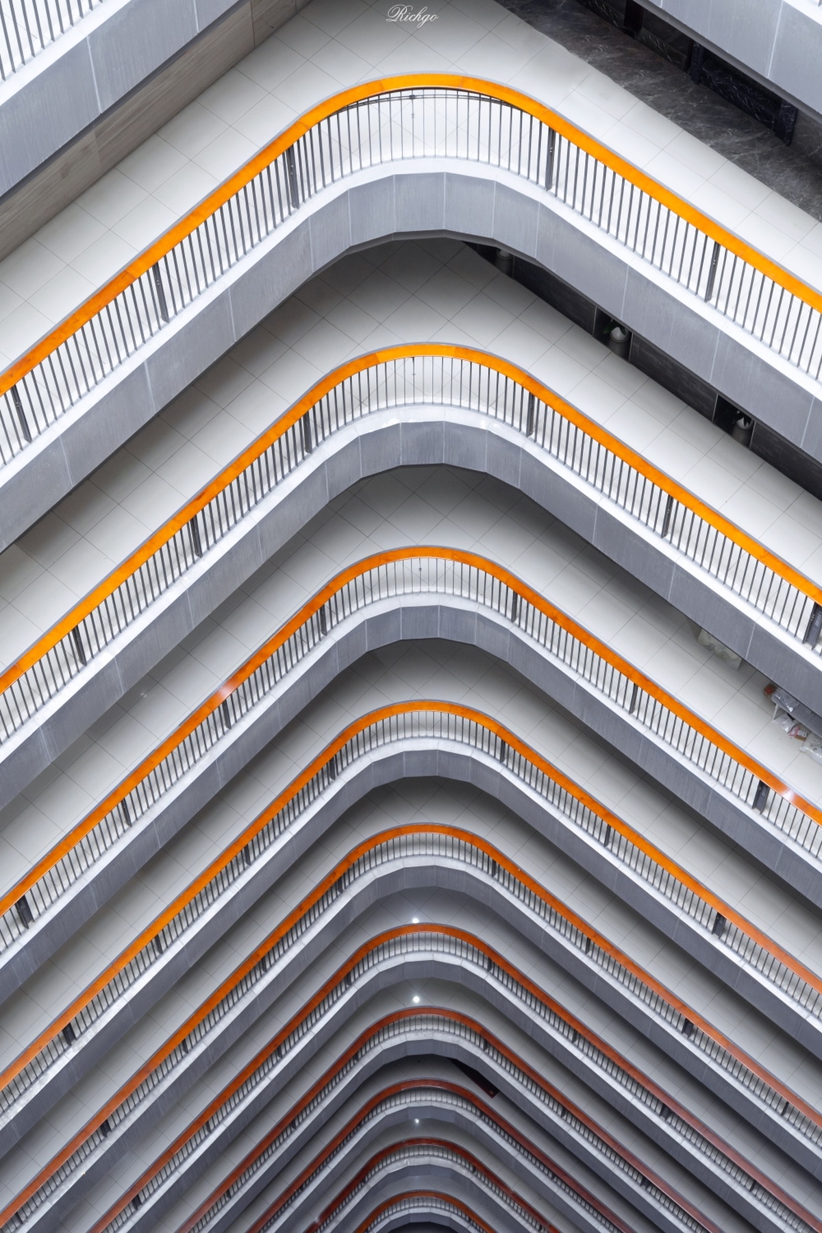 带有白色线条和橙色扶梯的办公楼的俯视图