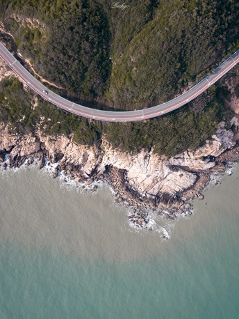 沿着海洋和海滩的海岸线上的空中道路