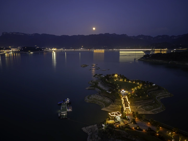 ​玄月映三峡，灯火绘木鱼