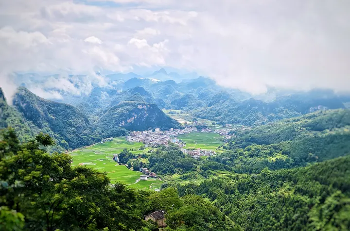 云雾山间绕，绿野藏村落