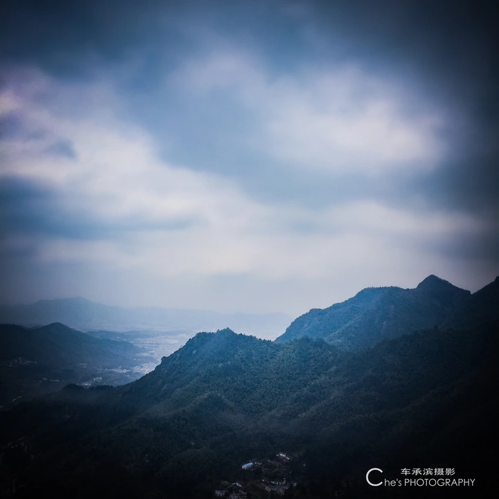 云雾缭绕的山间仙境，静谧而神秘-安徽九华山.手机摄影