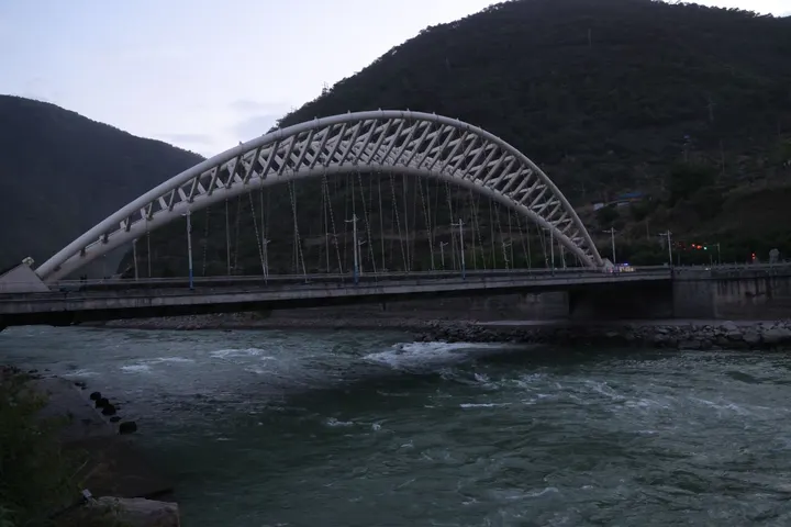 一桥横跨大渡河