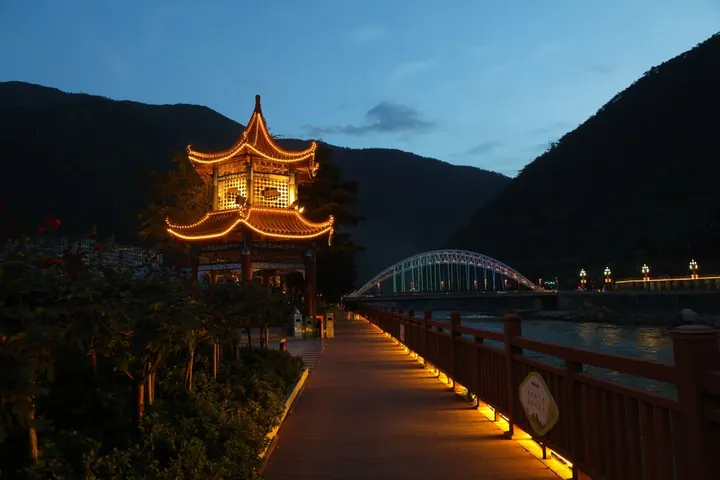夜色下的石棉县城