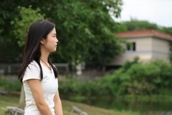 思考中的少女