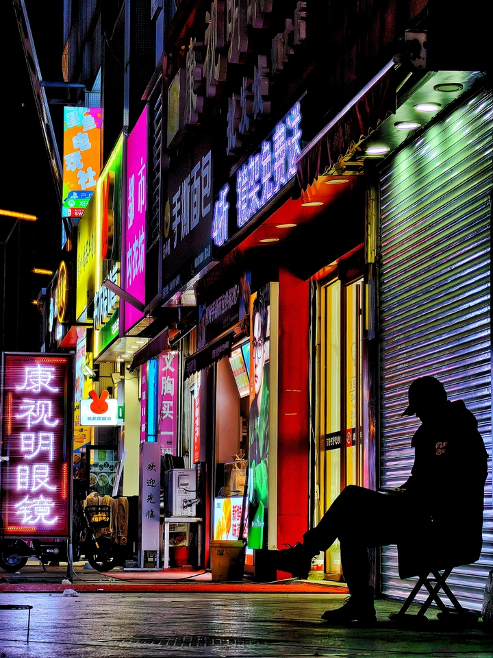 霓虹灯下的独影：喧嚣中寂静守望