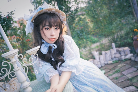 一位穿着蓝白色连衣裙的女士
