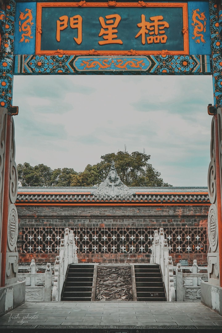 人人尽说江南好，游人只合江南老。