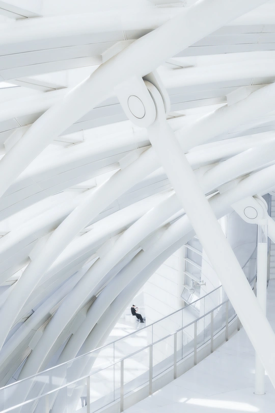 一个人在带有大白色屋顶的建筑物内