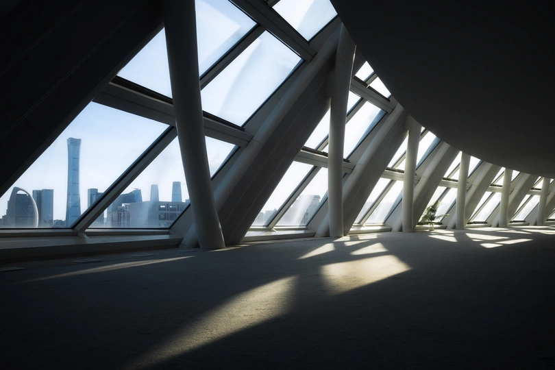 带有大窗户的城市景观的建筑物屋顶