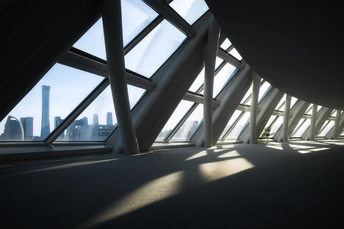 带有大窗户的城市景观的建筑物屋顶