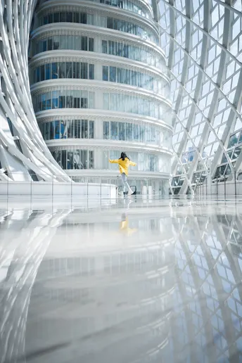 一个人在大型建筑前滑板