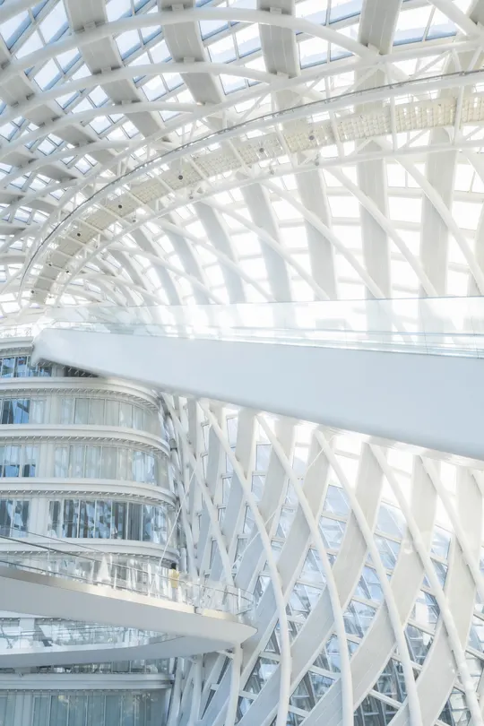 大型建筑物内部 有人员在内