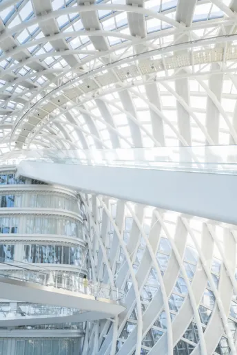 大型建筑物内部 有人员在内