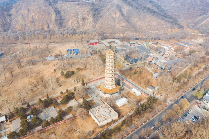 航拍河北省承德市避暑山庄城市天际线舍利塔