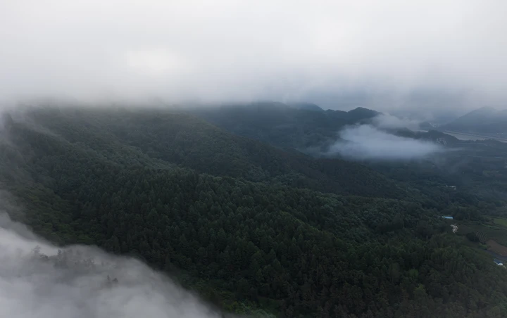 航拍山脉内云瀑村庄