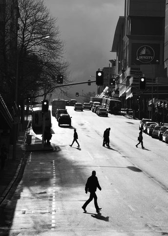 一条街道上有汽车和行人穿越马路