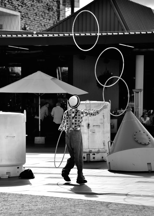 一个带着气泡围绕的男子走在街上