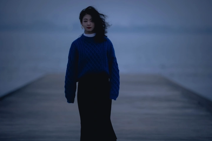 她