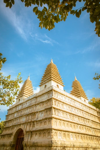 蓝天下的佛教寺庙塔