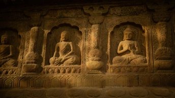 暹粒市暹粒 Wat 的寺庙墙壁上的古老雕刻