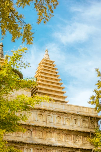 蓝天下的寺庙或宗教场所